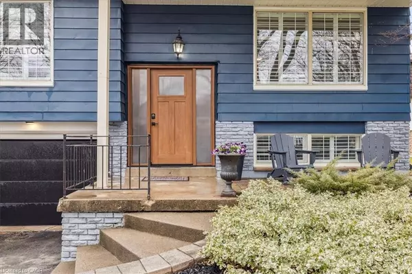 Burlington, ON L7L5B8,692 CATALINA Crescent