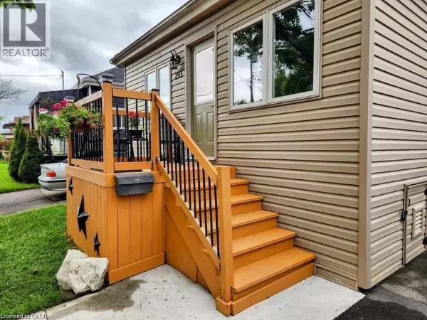 Hamilton, ON L8H5H5,293 FAIRFIELD Avenue