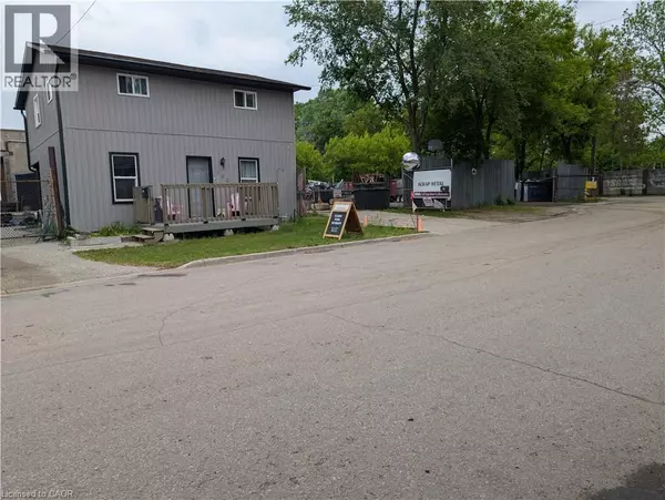 Brantford, ON N3T2X8,142 CHARLOTTE Street
