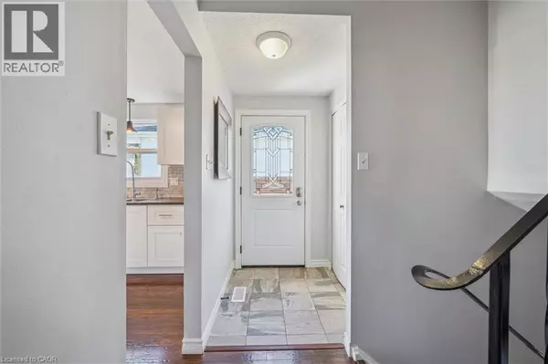 Cambridge, ON N1R7G5,95 MACATEE Place