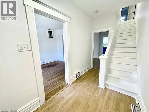 Hamilton, ON L8L2S5,39 BEECHWOOD Avenue