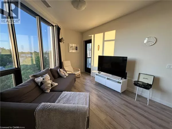 Kitchener, ON M5B2C2,690 KING ST West #524