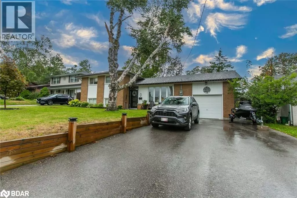 Barrie, ON L4M2W7,20 OTTAWAY AVE #Upper