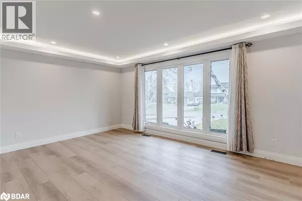 Barrie, ON L4M2W7,20 OTTAWAY AVE #Upper