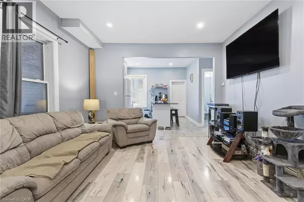 Hamilton, ON L8L6A4,75 NIAGARA Street