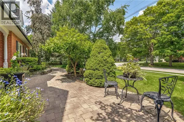 Oakville, ON L6J4V1,166 MAPLE GROVE Drive