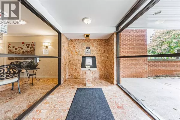 Ancaster, ON L8R1E2,150 WILSON ST West #215