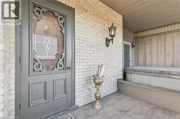 Cambridge, ON N3C1G3,132 QUEEN Street W