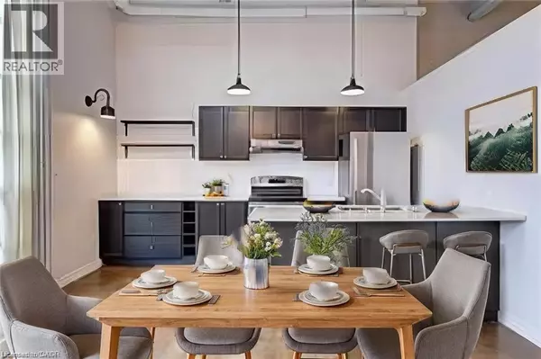 Hamilton, ON L8R3H7,11 REBECCA ST #202