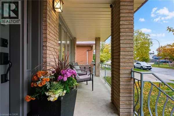 Stoney Creek, ON L8E3T6,66 ELLINGTON Avenue