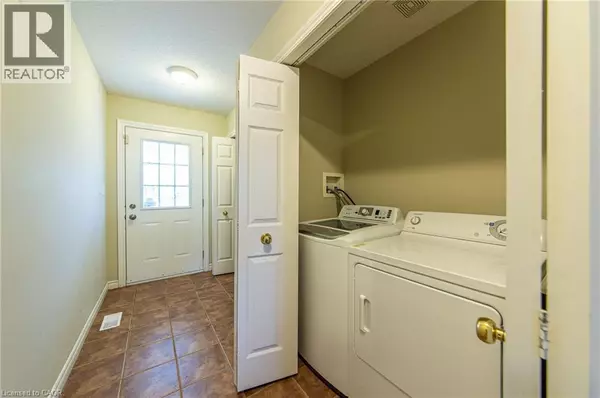 Waterloo, ON N2V2W8,216 BUTTERCUP Court