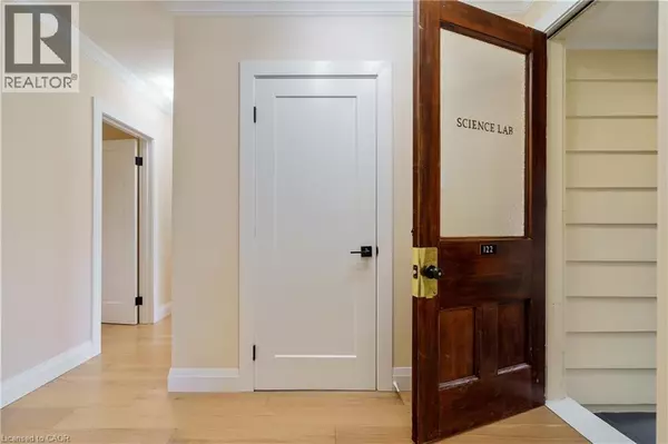 Dundas, ON L9H4M6,11 MCMASTER Avenue