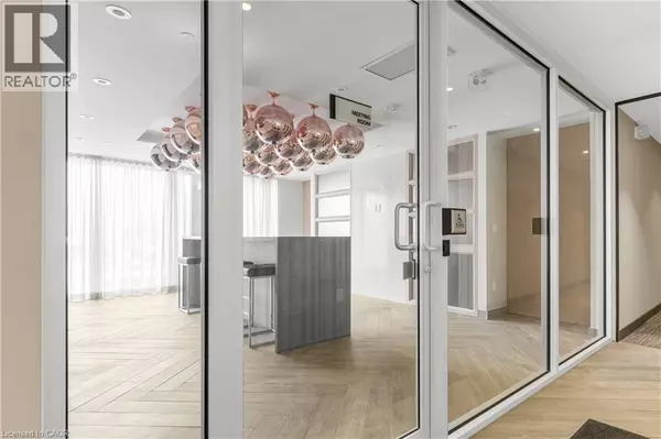 Oakville, ON L6H0W3,150 SABINA DR #301