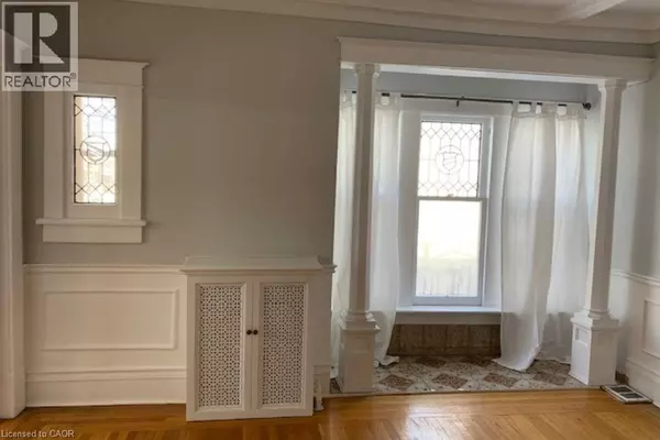 Hamilton, ON L8P3Z6,2 UNDERMOUNT AVE #1