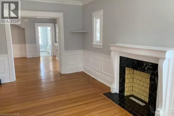 Hamilton, ON L8P3Z6,2 UNDERMOUNT AVE #1