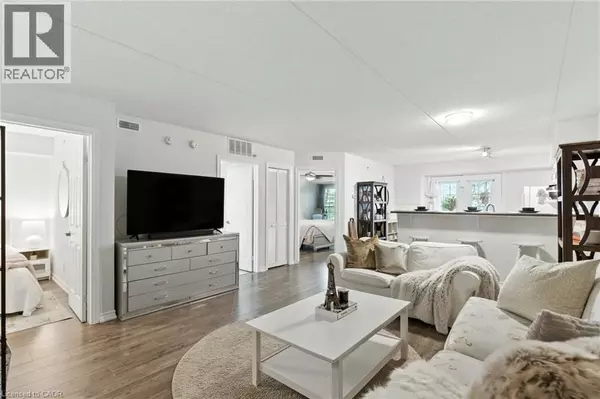 Oakville, ON L6M4N3,1490 BISHOPS Gate #305