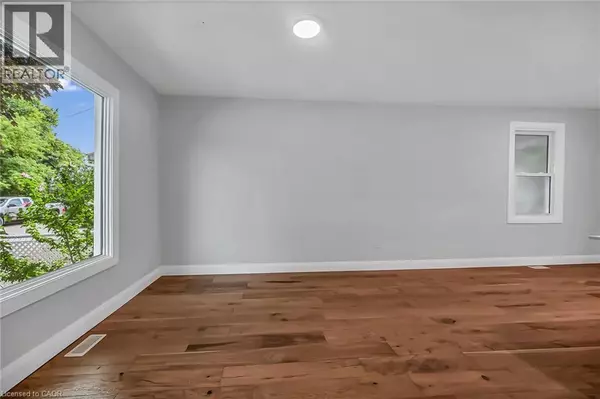 Hamilton, ON L8L7K2,193 GLENDALE Avenue N