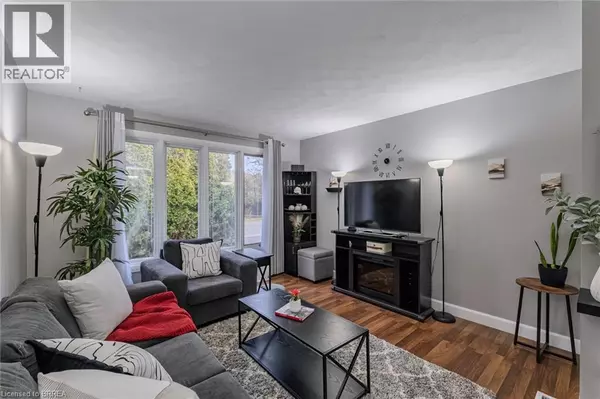 Paris, ON N3L1E9,13 DUNDAS Street W