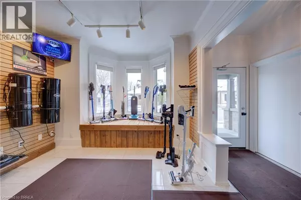 Brantford, ON N3T3J1,203 BRANT AVE #1