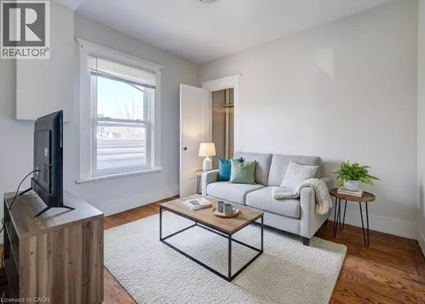 Kitchener, ON N2G1E2,698 KING Street W