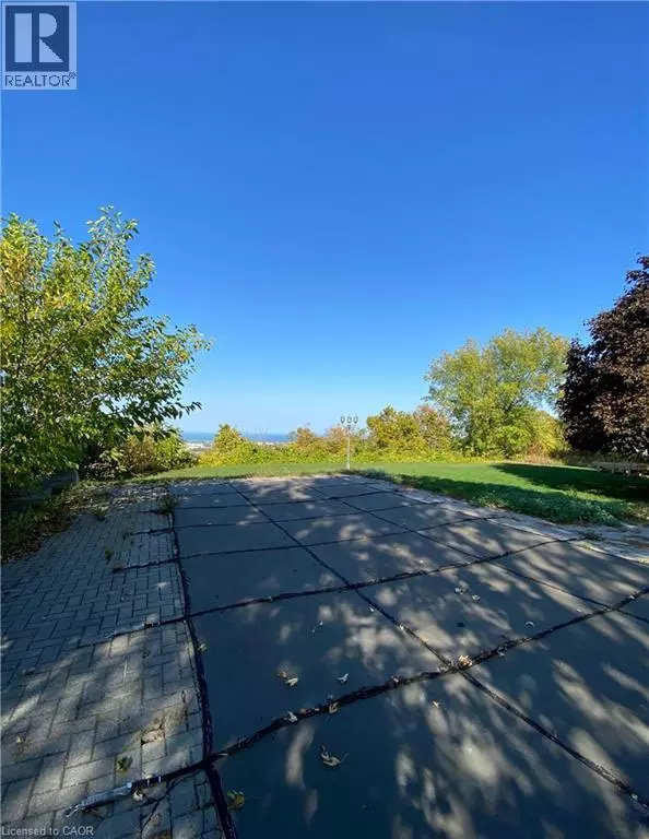 Hamilton, ON L8J2Y3,805 RIDGE Road