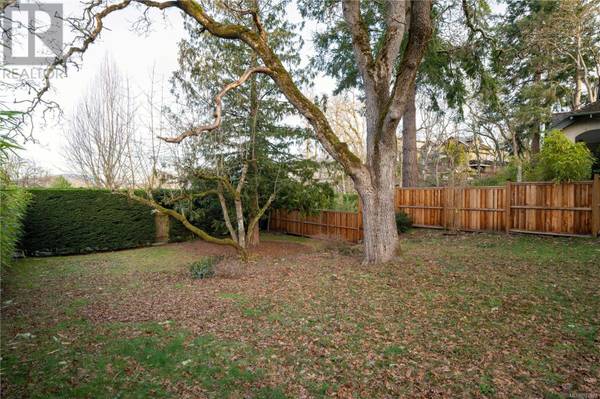 Saanich, BC V8X3L7,933 Woodhall Dr