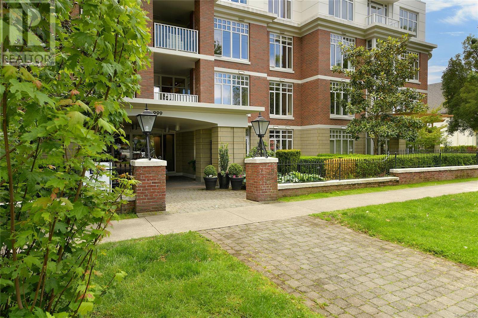Victoria, BC V8V3G7,999 Burdett AVE #215