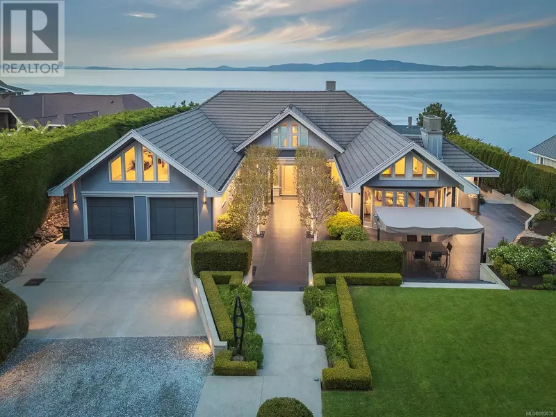 2950 Phyllis St, Saanich, BC V8N1Z1
