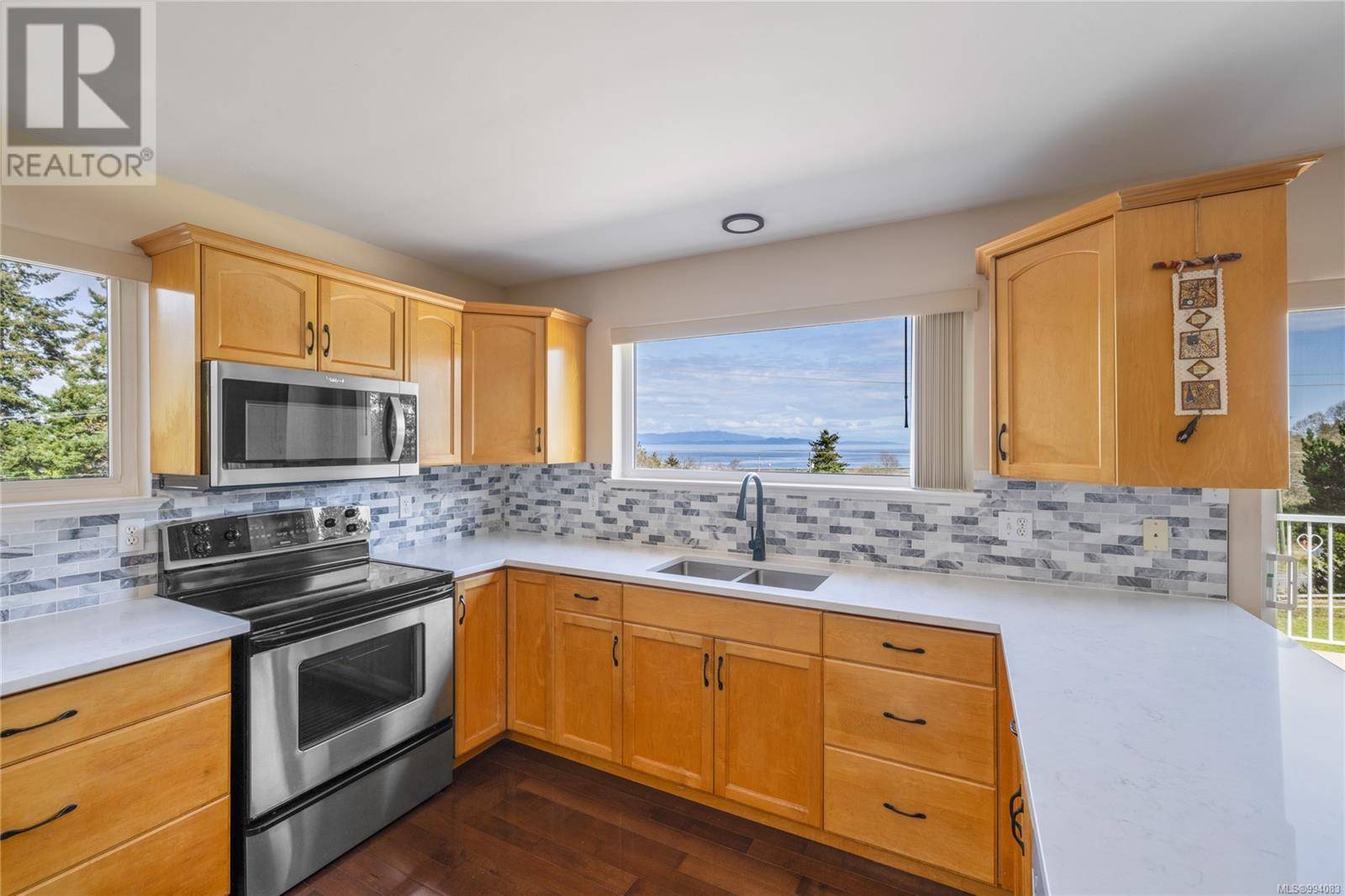 Qualicum Beach, BC V9K2N9,3021 Raymur Pl
