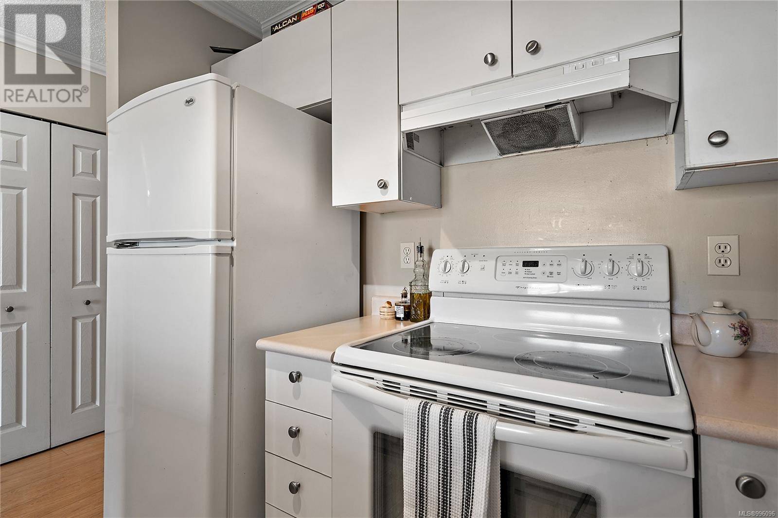 Victoria, BC V8W3W8,835 View ST #609