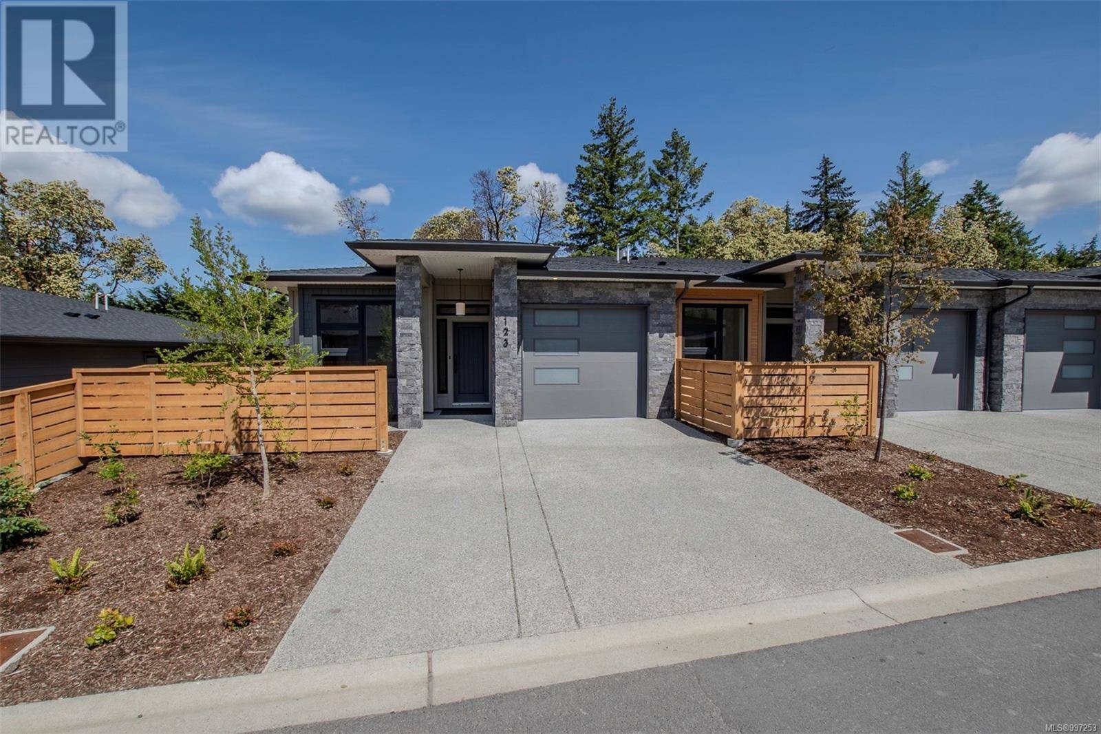 1234 Viewtop RD #107, Duncan, BC V9L0H7