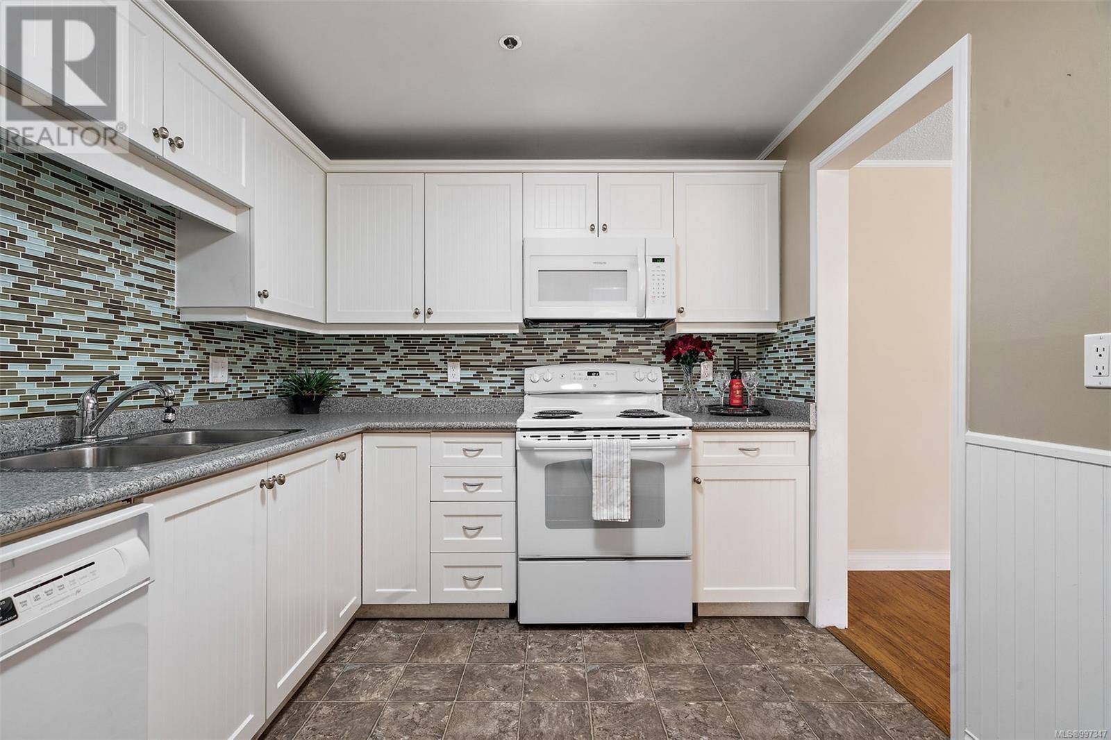 Victoria, BC V8T5B8,1560 Hillside AVE #105