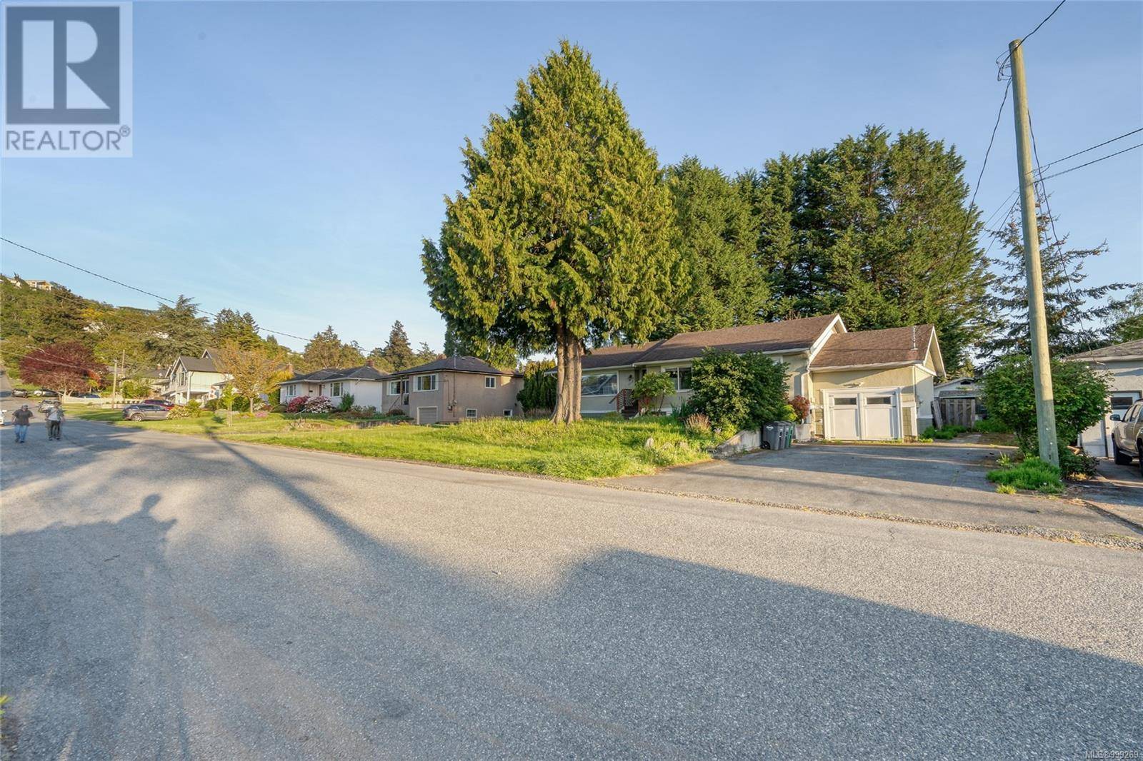 1679 Cedar Ave, Saanich, BC V8P1X1