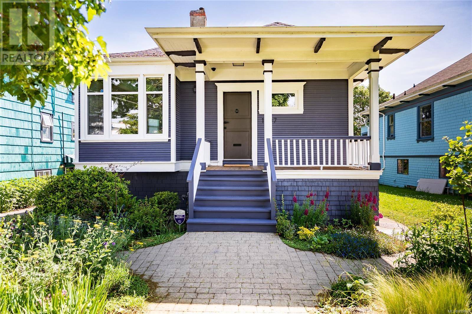 1737 Bank St, Victoria, BC V8R4V7