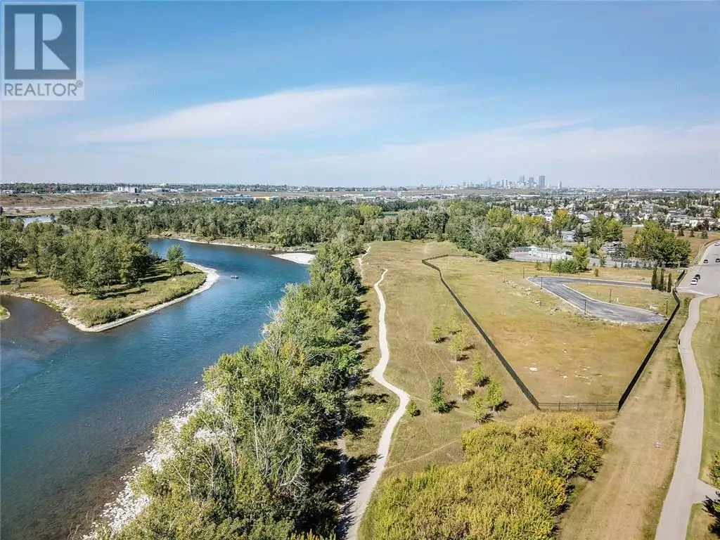 Calgary, AB T2C4H8,18 Riverview Landing SE