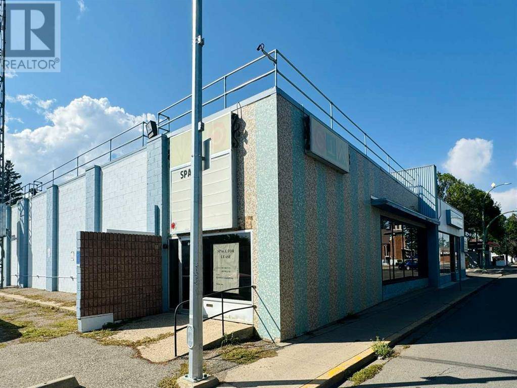 Lethbridge, AB T1H2S8,640 13 Street N