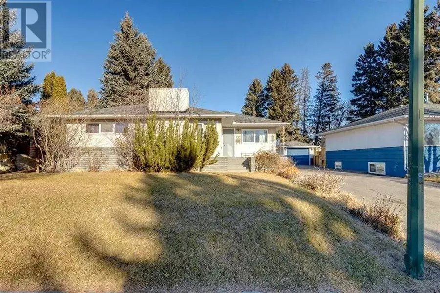 132 42 Avenue NW, Calgary, AB T2K0H1