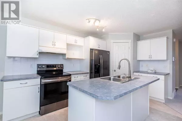 Calgary, AB T3J4M6,18 saddlemead Close NE