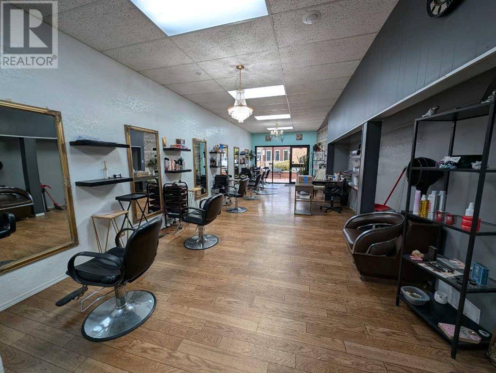 Medicine Hat, AB T1A0C6,528/530 2 Street SE