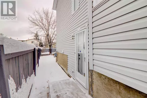 Calgary, AB T2W5G4,20 Cedardale Mews SW