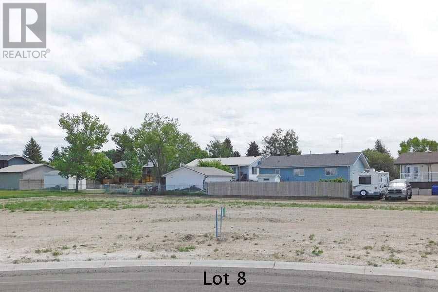 8 Pine Place E, Claresholm, AB T0L0T0