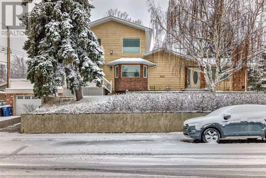 935 Hunterston Hill NW, Calgary, AB T2K4N9