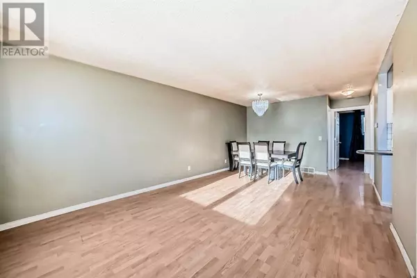 Calgary, AB T1Y3B2,5312 TEMPLE Road NE