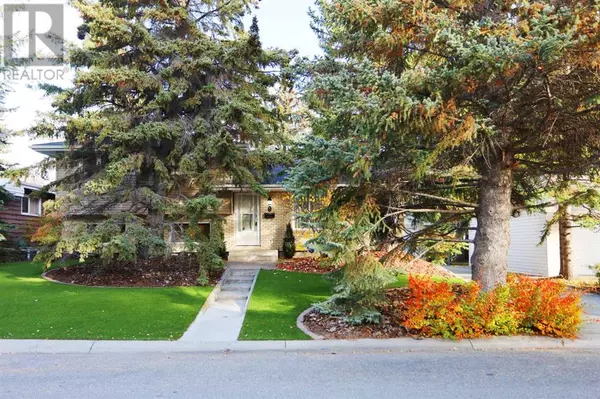 8 Varshaven Place NW, Calgary, AB T3A0E1