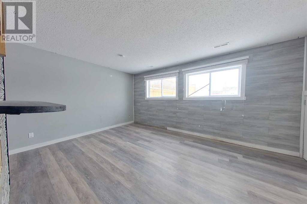 Fort Mcmurray, AB T9H4N8,121 Raven Place