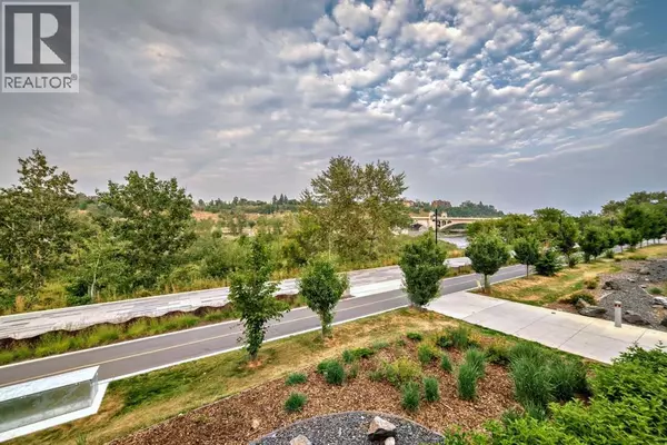 Calgary, AB T2P1K7,201, 88 Waterfront Mews SW