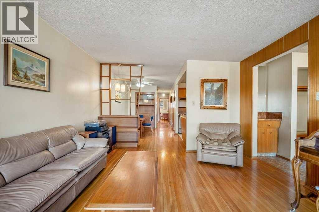 Calgary, AB T2M2M9,118 & 120 30 Avenue NW