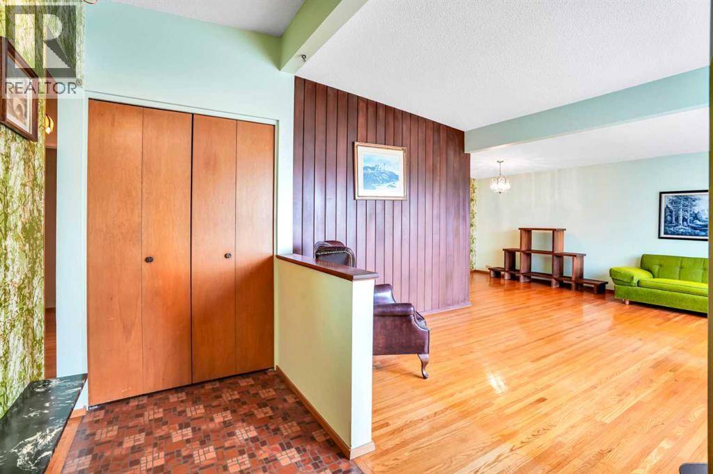 Calgary, AB T2E6C4,924 Mayland Drive NE