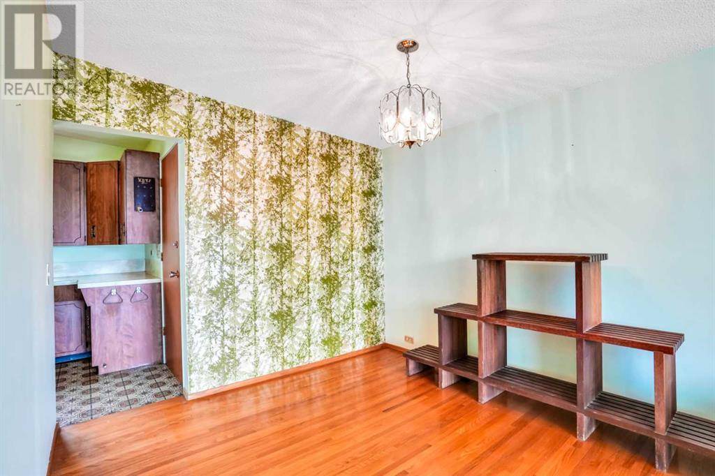 Calgary, AB T2E6C4,924 Mayland Drive NE