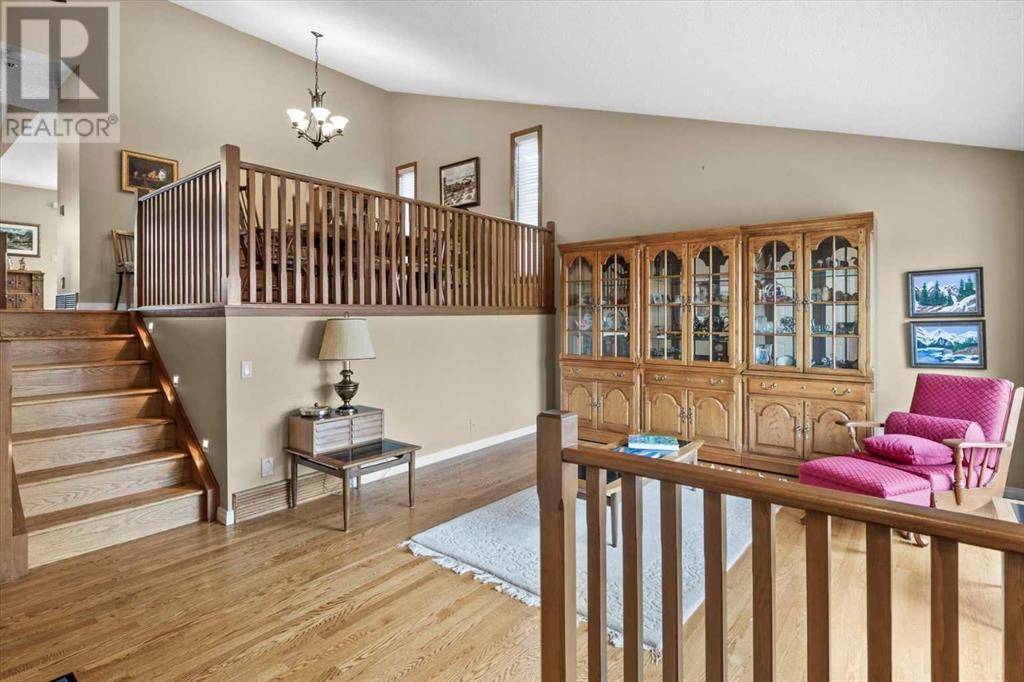 Calgary, AB T3H2G2,12 Strathaven Mews SW